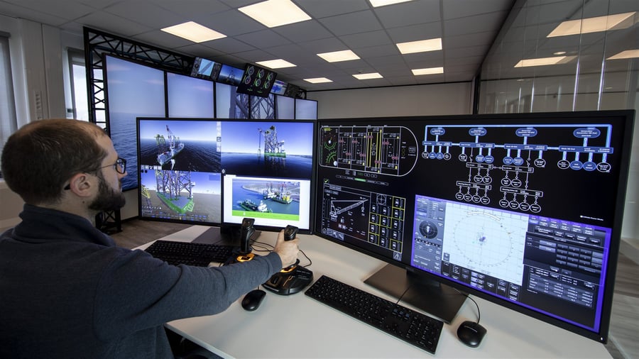 Operator at DP and crane displays Operator at DP and crane displays