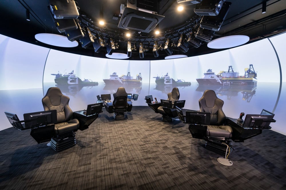 Several operator stations facing a curved screen Several operator stations facing a curved screen